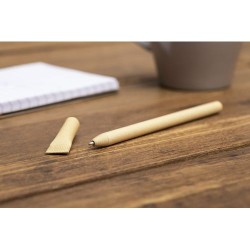 Stylo bille  en carton recyclé personnalisé Madalena Matières : carton Couleurs : brun accessoire événementiel unique