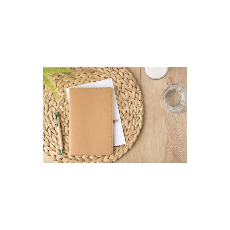Carnet A5 personnalisé en papier kraft - Johanna Matières : caoutchouc Couleurs : brun