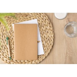 Carnet A5 personnalisé en papier kraft - Johanna Matières : caoutchouc Couleurs : brun goodies publicitaire événementiel