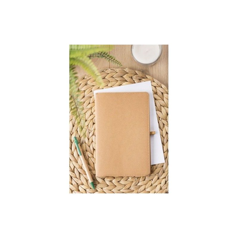 Carnet A5 personnalisé en papier kraft - Johanna Matières : caoutchouc Couleurs : brun impression haute définition