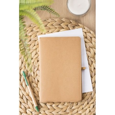 Carnet A5 personnalisé en papier kraft - Johanna Matières : caoutchouc Couleurs : brun impression haute définition