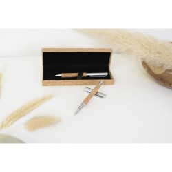 Parure  et élégante de stylo bille et roller en liège Elmer Matières : liège Couleurs : brun objet promotionnel éco-responsable