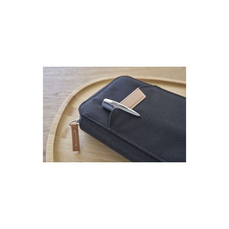 Pochette de voyage  en rPET - Susanne Matières : nylon Couleurs : bleu goodies publicitaire événementiel