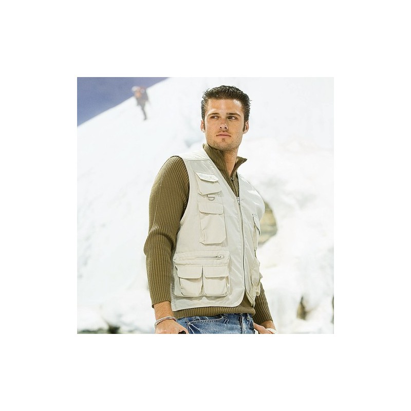 Gilet personnalisé unique reporter soviétique Matières : coton Taille textile : XL Couleurs : rouge accessoire événementiel uniq