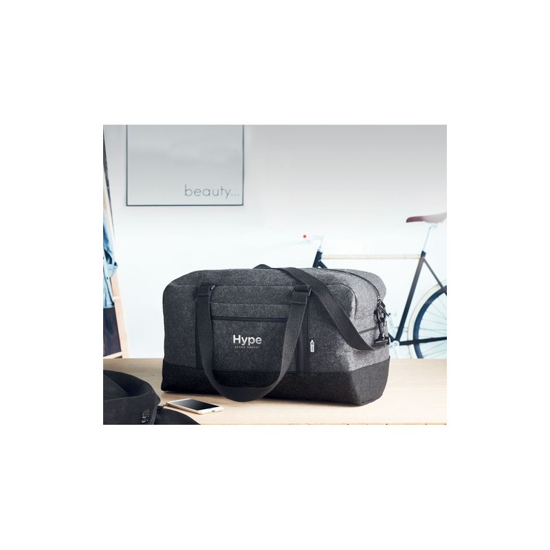 Sac de week-end personnalisé en feutre RPET INDICO BAG Matières : PET recyclé Couleurs : pierre marquage laser ultra précis