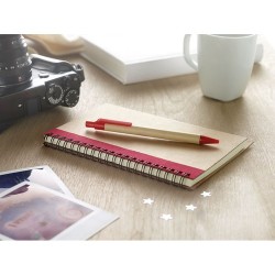 Bloc-notes recyclé avec stylo  SONORA PLUS Matières : papier recyclé Couleurs : rouge accessoire événementiel unique