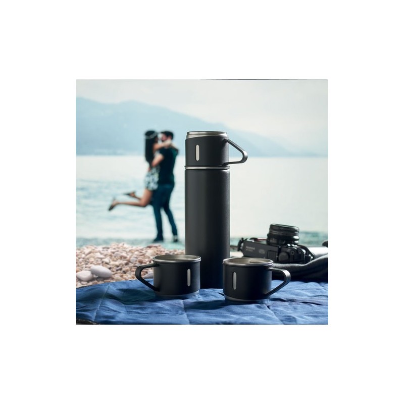 Set Pratique de Bouteille Isotherme Personnalisée et 2 Gobelets SHARM Matières : acier inoxydable Couleurs : noir marquage laser