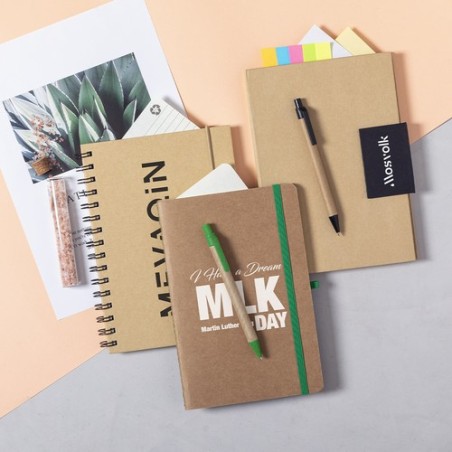 Cahier Pratique Éco-responsable en Carton Recyclé Esteka Matières : carton recyclé Couleurs : noir personnalisable avec votre lo