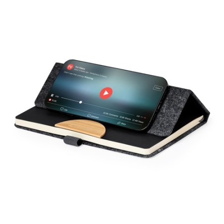 Bloc Notes Éco-responsable Personnalisé avec Support Smartphone - Kobain Matières : bambou Couleurs : gris marquage laser ultra 