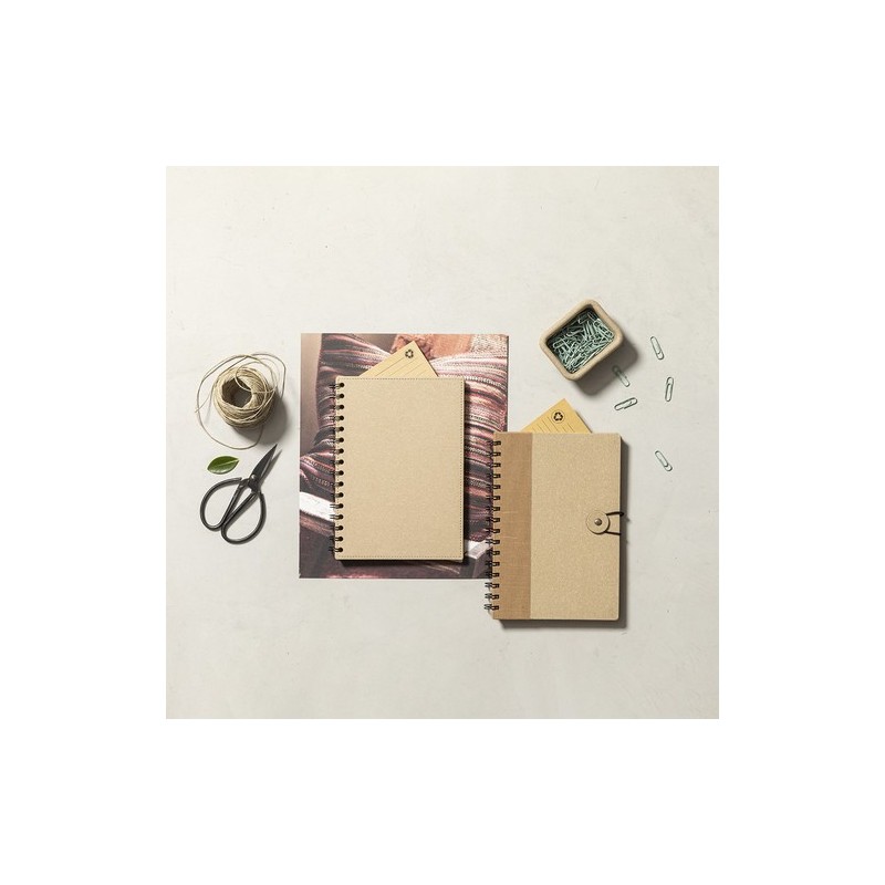 Cahier Éco-responsable Pratique Personnalisé A5 Idina pas cher Matières : carton recyclé Couleurs : naturel cadeau entreprise pa