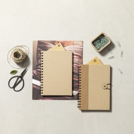 Cahier Éco-responsable Pratique Personnalisé A5 Idina pas cher Matières : carton recyclé Couleurs : naturel cadeau entreprise pa