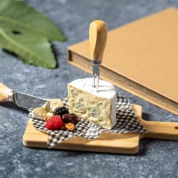 Plateau à Fromage Élégant Personnalisé avec Set de Fromages Tauroa Matières : bambou marquage laser ultra précis