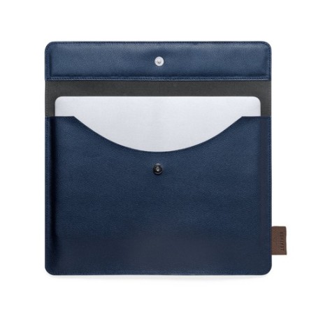 Housse Éco-responsable Personnalisée pour Ordinateur Portable - Kroll Matières : cuir recyclé Couleurs : marron cadeau collabora