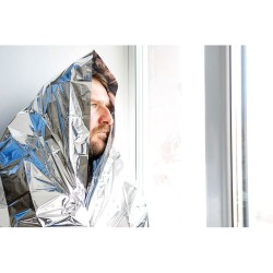 Couverture d'urgence personnalisée idéale pour survie - HELP Matières : aluminium Couleurs : noir cadeau entreprise pas cher