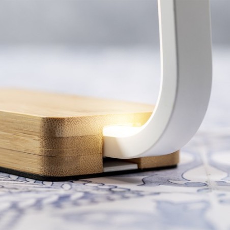 Lampe Chargeur Éco-responsable et Pratique Personnalisée - Labrum Matières : bambou accessoire événementiel unique
