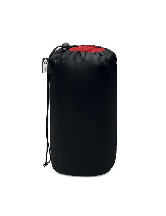 Couverture de voyage  en RPET personnalisée - MUSALA Matières : PET recyclé Couleurs : rouge cadeau client original