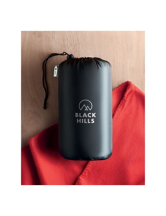 Couverture de voyage  en RPET personnalisée - MUSALA Matières : PET recyclé Couleurs : rouge objet promo petit budget