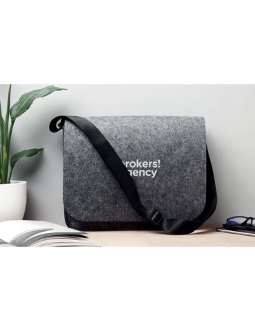 Sac messager  en feutre RPET personnalisable BAGLO Matières : PET recyclé Couleurs : gris accessoire événementiel unique