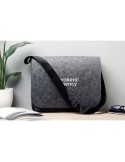 Sac messager  en feutre RPET personnalisable BAGLO Matières : PET recyclé Couleurs : gris accessoire événementiel unique