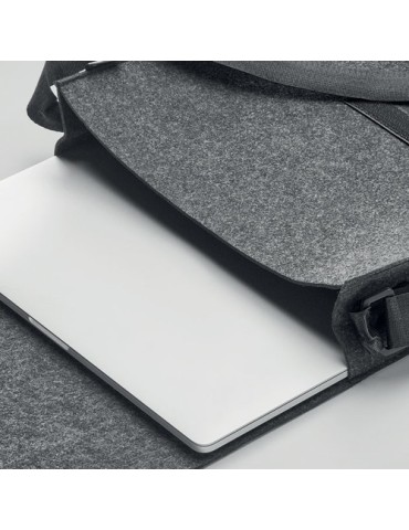 Sac messager  en feutre RPET personnalisable BAGLO Matières : PET recyclé Couleurs : pierre goodies publicitaire événementiel