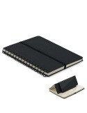 Cahier A5 publicitaire avec support de téléphone STRATA Matières : papier recyclé Couleurs : noir personnalisable avec votre log