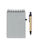 Cahier recyclé personnalisé et stylo à bille NOTIE Matières : papier recyclé Couleurs : gris goodies personnalisé en stock