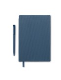 Cahier A5 personnalisé en PU avec stylo NOTA Matières : papier recyclé Couleurs : bleu marine marquage laser ultra précis