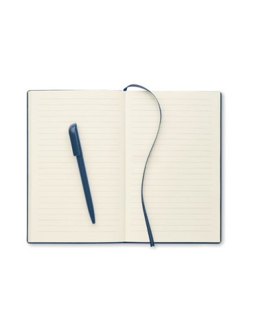 Cahier A5 personnalisé en PU avec stylo NOTA Matières : papier recyclé Couleurs : bleu marine personnalisation rapide en France