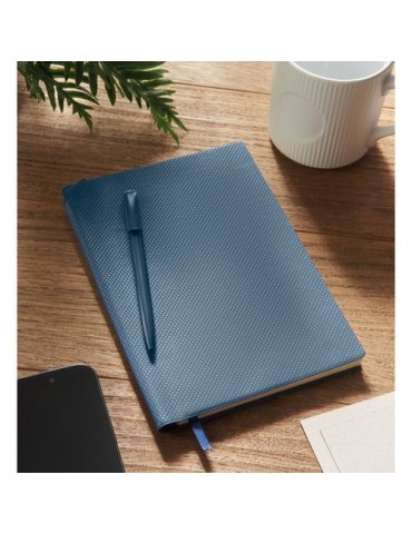 Cahier A5 personnalisé en PU avec stylo NOTA Matières : papier recyclé Couleurs : bleu marine goodies entreprise design