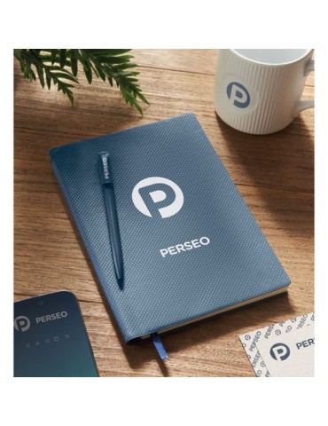 Cahier A5 personnalisé en PU avec stylo NOTA Matières : papier recyclé Couleurs : bleu marine impression logo haute qualité