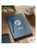 Cahier A5 personnalisé en PU avec stylo NOTA Matières : papier recyclé Couleurs : bleu marine impression logo haute qualité