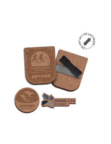 Badge  personnalisé MDF épaisseur 3 mm avec aimant, dimensions entre 20 cm² et 40 cm² - BADGE