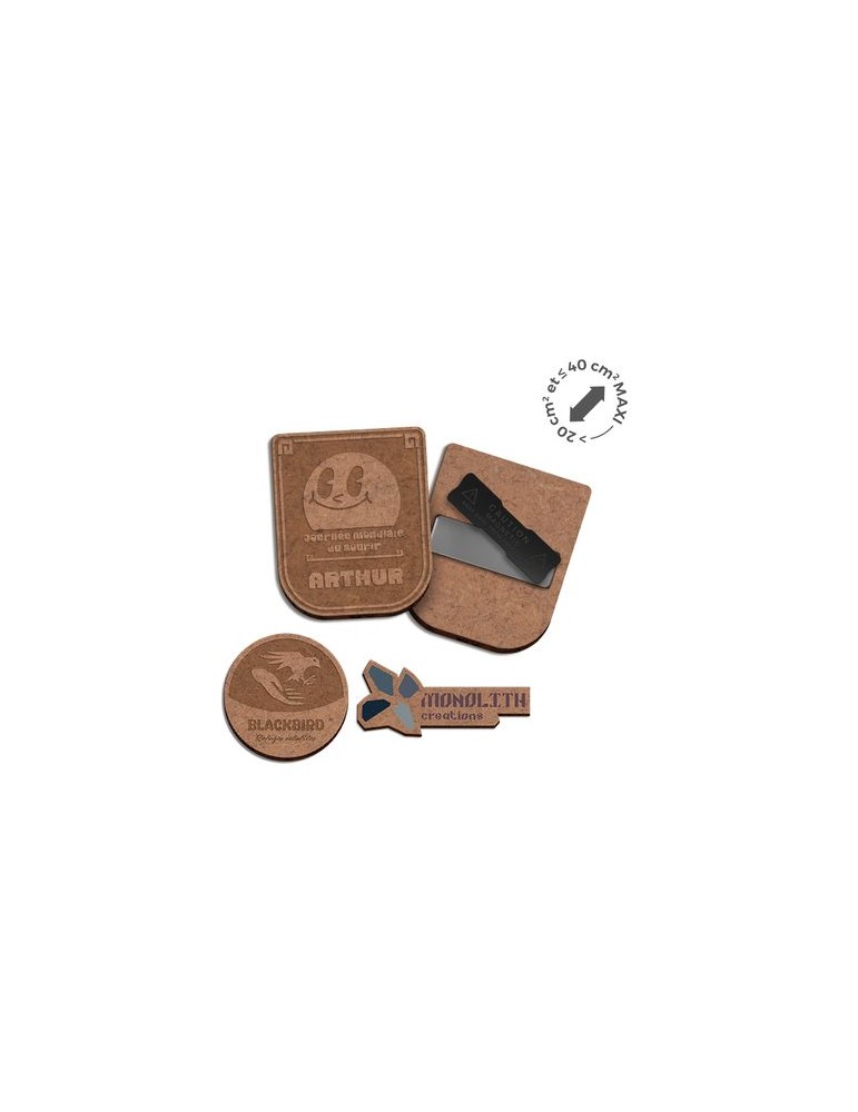 Badge  personnalisé MDF épaisseur 3 mm avec aimant, dimensions entre 20 cm² et 40 cm² - BADGE