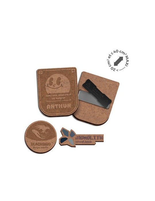 Badge  personnalisé MDF épaisseur 3 mm avec aimant, dimensions entre 20 cm² et 40 cm² - BADGE