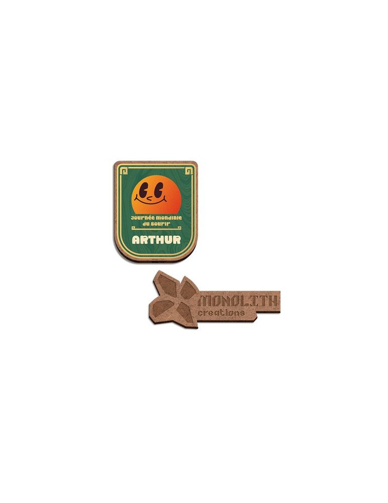 Badge  personnalisé MDF épaisseur 3 mm avec aimant, dimensions entre 20 cm² et 40 cm² - BADGE cadeau entreprise pas cher