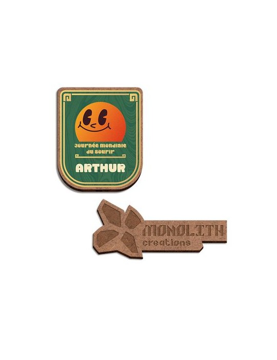 Badge  personnalisé MDF épaisseur 3 mm avec aimant, dimensions entre 20 cm² et 40 cm² - BADGE cadeau entreprise pas cher