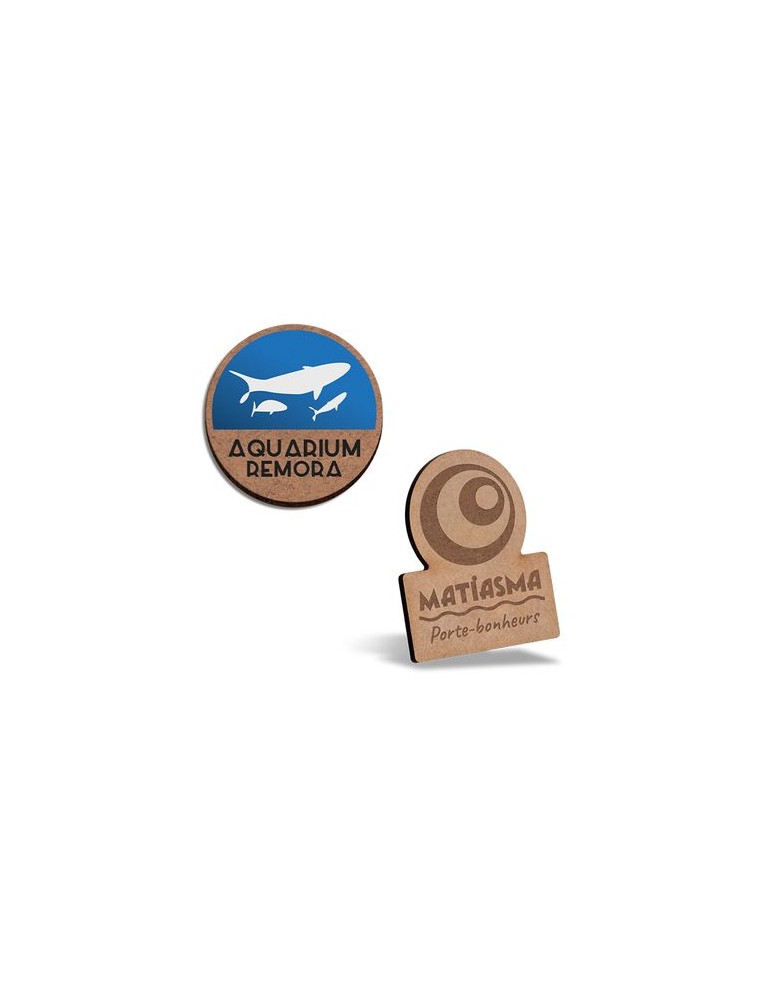 Badge publicitaire en MDF 3mm avec pince-épingle, dimensions entre 20 cm² et 40 cm², modèle BADGE. cadeau entreprise pas cher