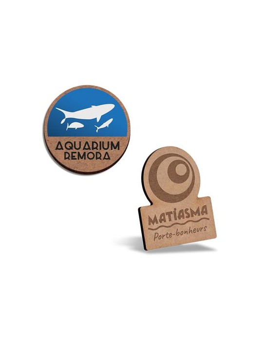 Badge publicitaire en MDF 3mm avec pince-épingle, dimensions entre 20 cm² et 40 cm², modèle BADGE. cadeau entreprise pas cher