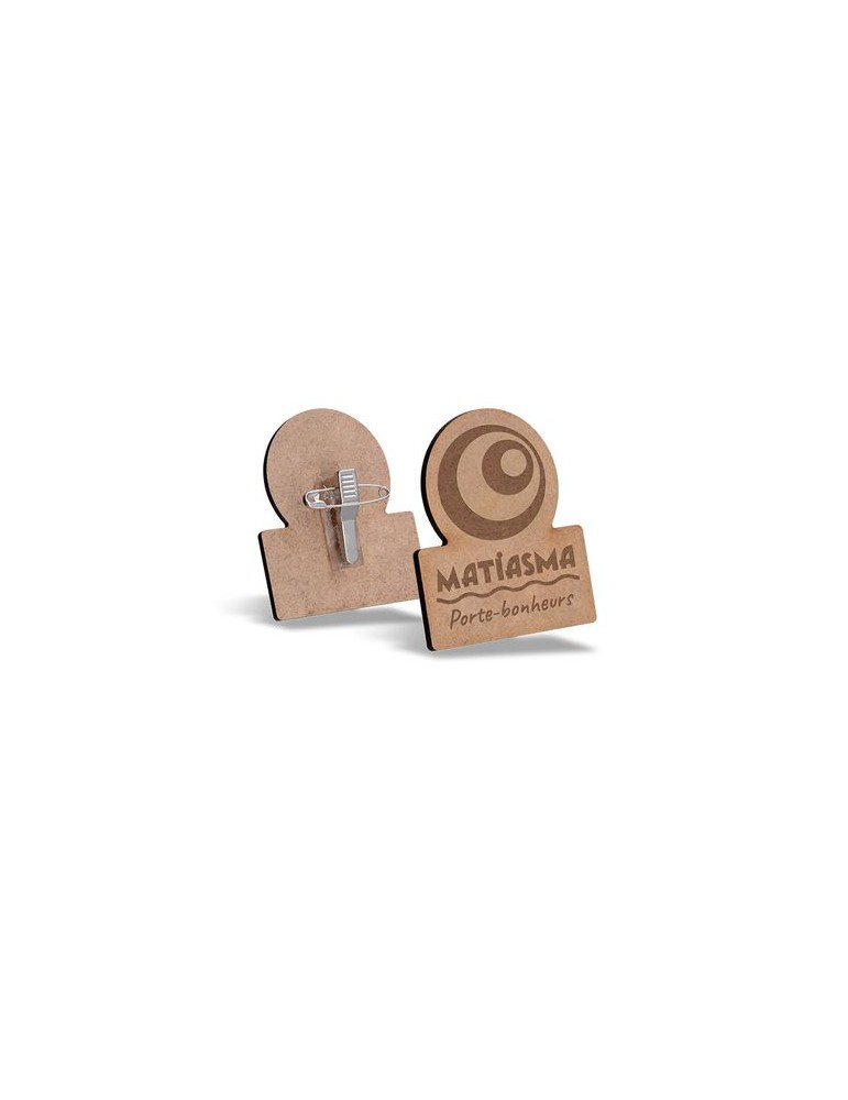 Badge publicitaire en MDF 3mm avec pince-épingle, dimensions entre 20 cm² et 40 cm², modèle BADGE. impression haute définition