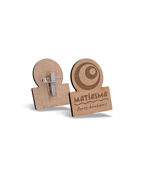 Badge publicitaire en MDF 3mm avec pince-épingle, dimensions entre 20 cm² et 40 cm², modèle BADGE. impression haute définition