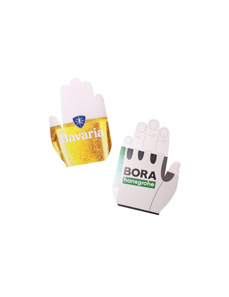 Main géante en carton