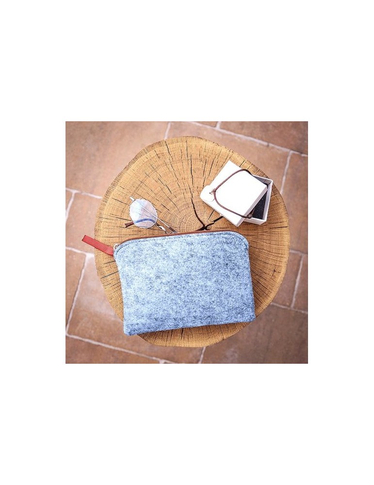 Pochette cosmétiques en feutrine Matières : PET recyclé Couleurs : gris chiné personnalisable avec votre logo