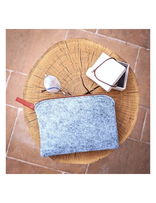 Pochette cosmétiques en feutrine Matières : PET recyclé Couleurs : gris chiné personnalisable avec votre logo