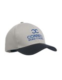 Une casquette grise et noir avec une inscription bleu sur le devant