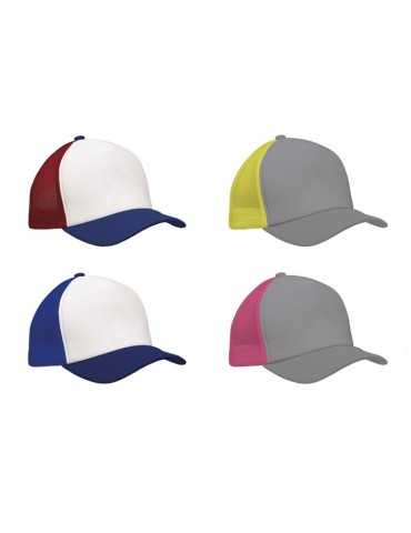 Un jeune homme qui met une casquette jaune avec une impression colorée sur le devant 2