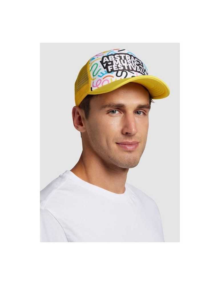 Un jeune homme qui met une casquette jaune avec une impression colorée sur le devant