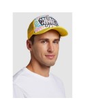 Un jeune homme qui met une casquette jaune avec une impression colorée sur le devant