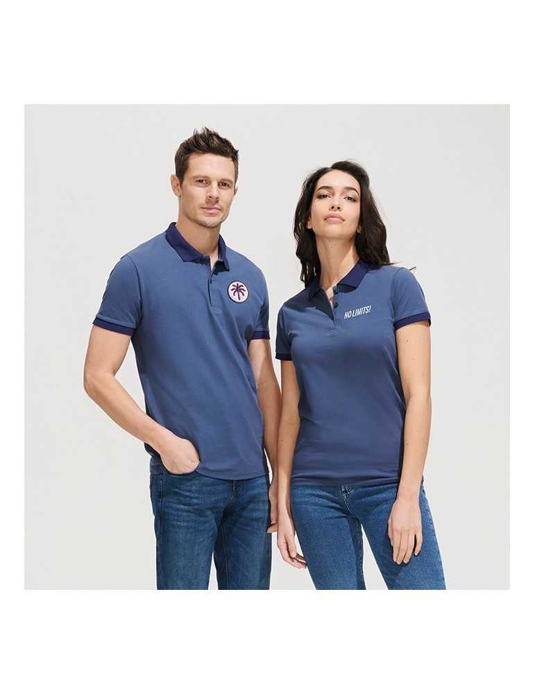 Un homme et une femme qui porte un polo bleu avec une inscription sur le devant