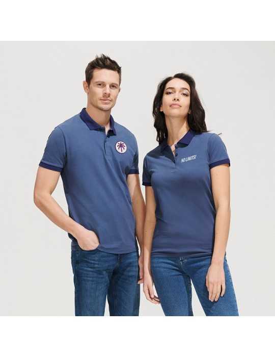 Un homme et une femme qui porte un polo bleu avec une inscription sur le devant