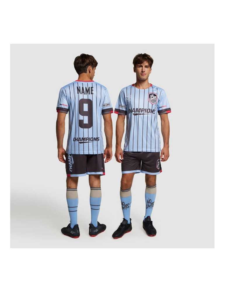 deux jeunes hommes avec un ensemble de tenue de sport blanc avec des inscriptions